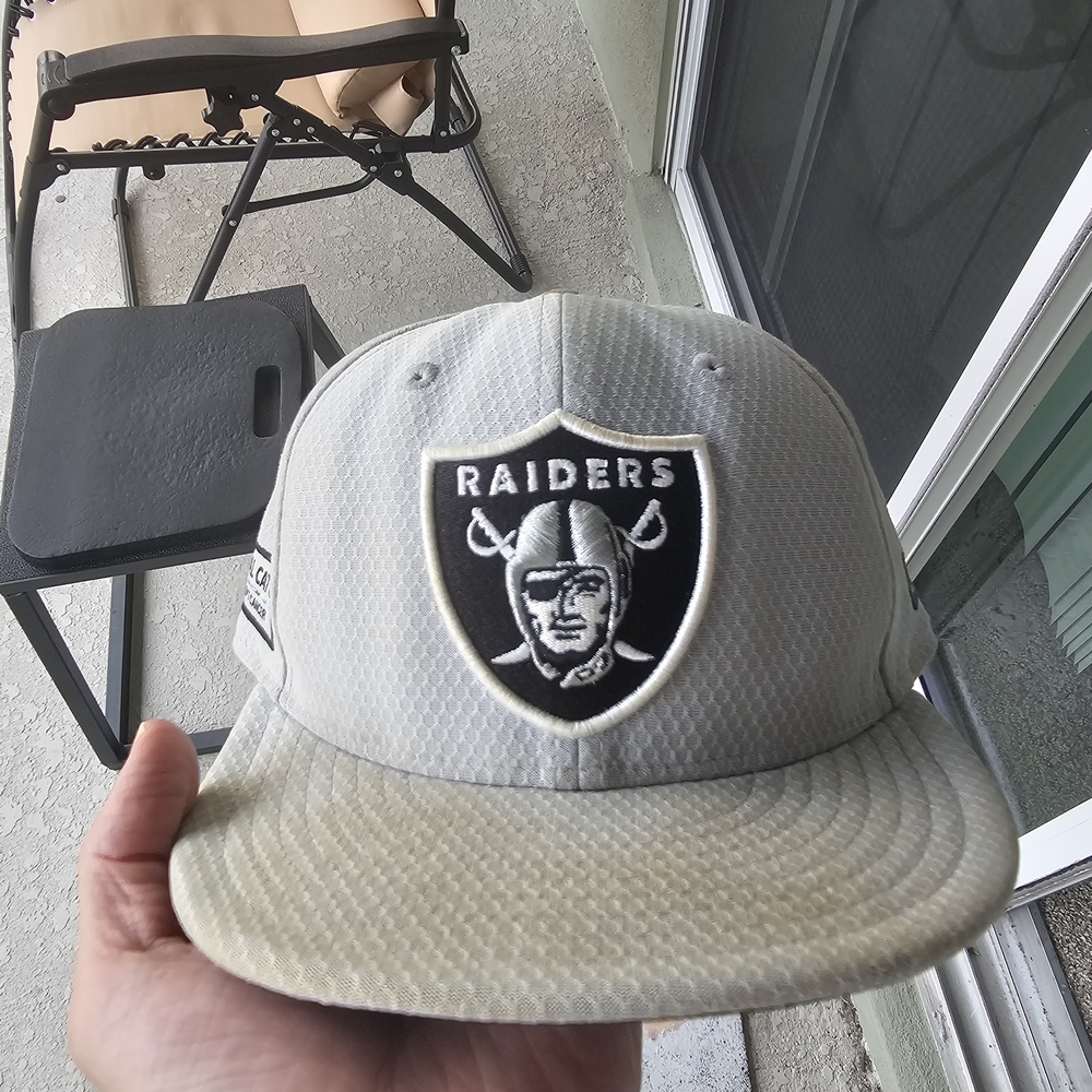 Size 7 1/2 - New Era NFL Hat - Raiders Crucial Catch Hat
